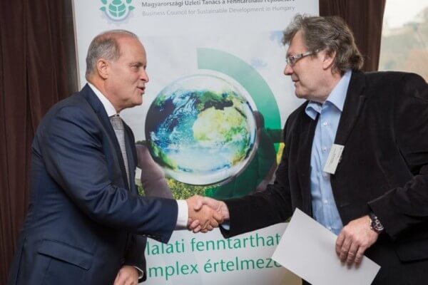 Kép: Deák György, a Biofilter Zrt. vezérigazgatója aláírja a „A vállalati fenntarthatóság komplex értelmezése” című vezetői ajánlást.